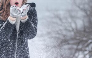 雪遊びで濡れた子どもの服を着替える手順は？