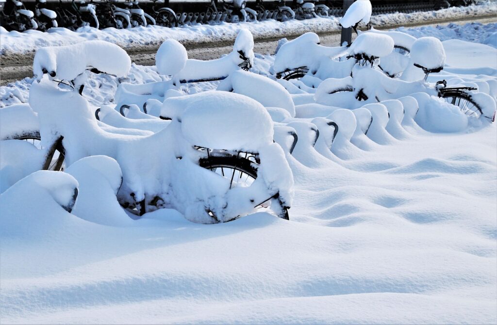 雪遊びを楽しむために子どもに必要なつなぎは？