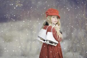 雪遊びを楽しむ子どもにぴったりなおしゃれな防寒服装は？